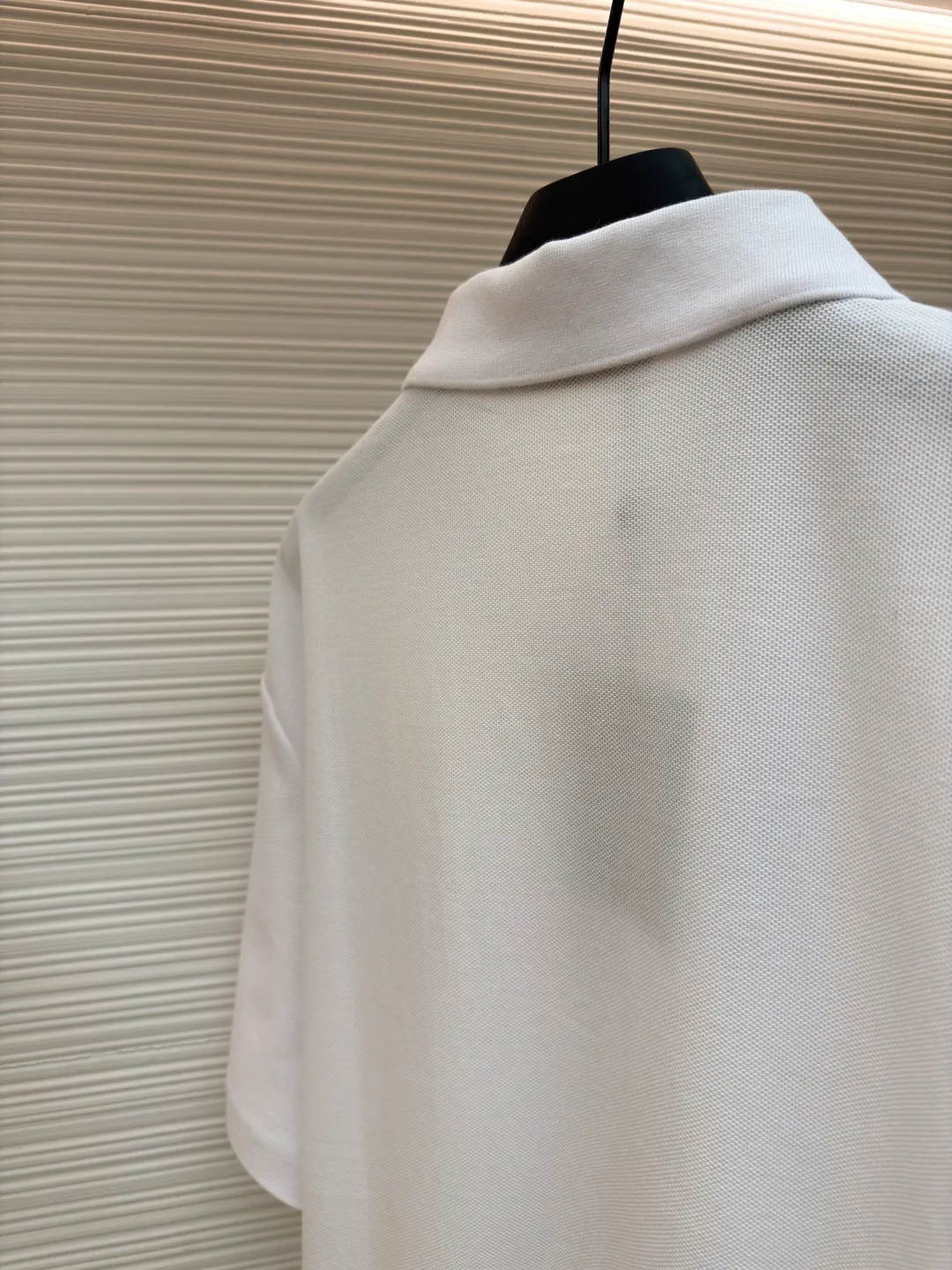 LOUIS VUITTON pin embroidered polo shirt ●Original version: Purchased and developed for 6500 ●Item number: 1681204-A35 ●Fabric: pique cotton fabric ●Technology: embroidery production ●Color: white ●Version: fitted version ●Weight: about 305 grams ●Size: XS-S-M-L ●Description: The fabric is made of customized 6-corner piqué cotton, with unique shape and texture, which is breathable and comfortable, not easy to deform and has greatly increased durability; the flat-knit thread dyeing for the neckline ensures that the color of the neckline perfectly matches the overall tone of the clothes. The flat-knit thread production process makes the neckline highly elastic and fits the neck without feeling constrained when worn; a keyhole is specially made under the embroidery, and custom-made pin accessories are strung together as decorative highlights to add a sense of fashion and uniqueness to the clothes. The overall wiring is straight and delicate, the fabric is comfortable and soft, and the color is consistent without color difference. It can be matched with the same style to create a fashionable look and control various occasions. Customized accessories, complete with three standards, same style for men and women!